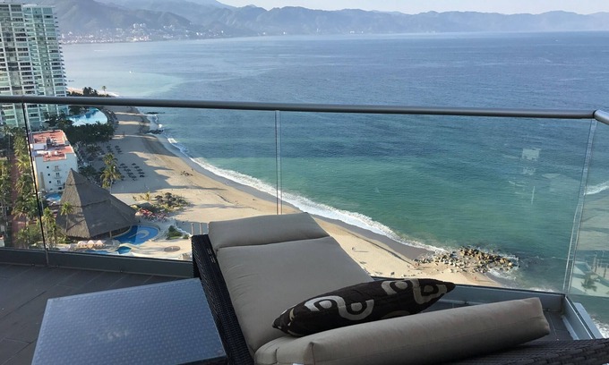 North Hotel Zone Condominio | Octubre Fechas disponibles Vistas panorámicas frente a la playa Espectacular condominio y comodidades