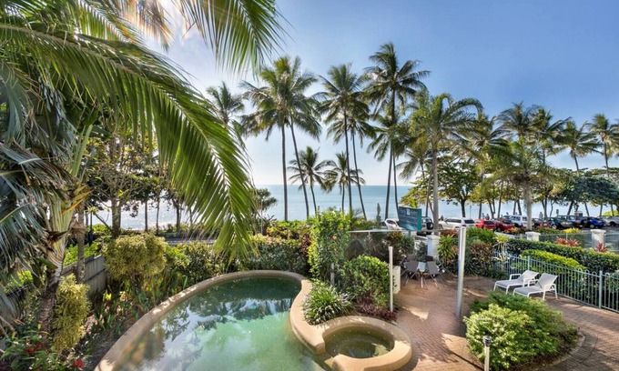 Trinity Beach Apartamento | Beachfront Bliss 3-Bedroom Apartment w/ Sea View 4