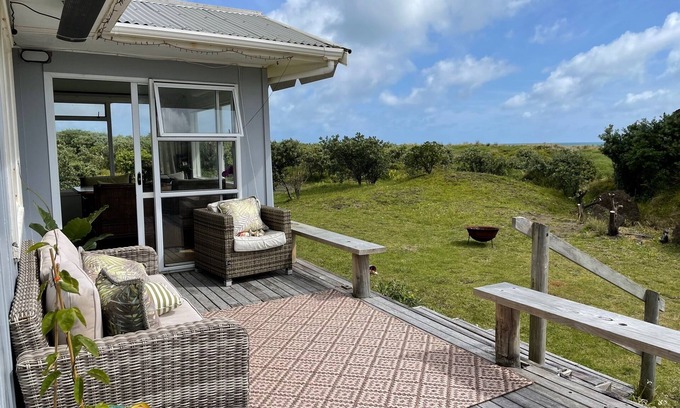 Piha Casa | Beachfront Bliss with Private Access to North Piha – Cozy Family Home & Sleepout