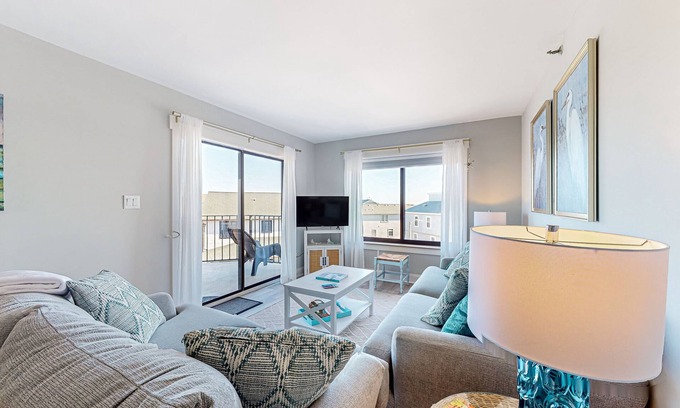 Wrightsville Beach Condominio | Beachfront condo with on-site pool, ocean view, & private balcony