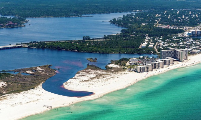Sunnyside Condominio | Beachfront Charm Meets Lake Life + Free Tickets: Dolphin Cruise & More!