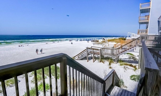 Lower Grand Lagoon Casa | Beachfront! Close to Schooners and St. Andrews St Park. Park at front door! 8PPL