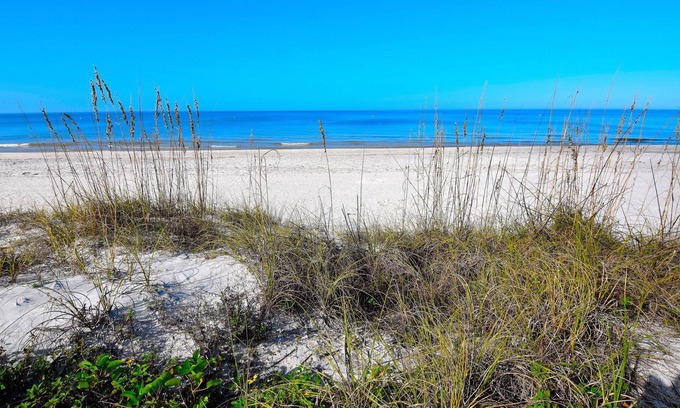 Indian Rocks Beach Condominio | Condominio frente al mar con vistas panorámicas del Gulf Plus Equipo de playa, parrilla y wifi