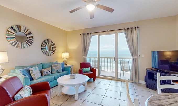 Bahama Beach Condominio | Condominio frente al mar en complejo con piscinas, gimnasio y excelente ubicación.