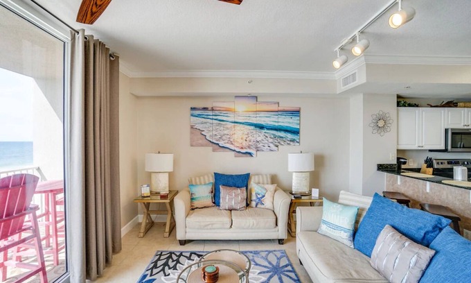 Panama City Beach Condominio | Beachfront Convenient Unit #204!