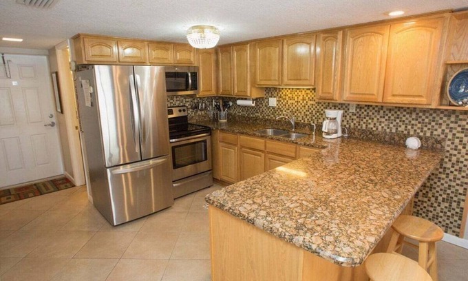 New Smyrna Beach Condominio | Beachfront Comfort w/Pool, Balcony & Steps to Flagler Avenue