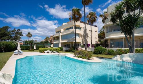 Nikki Beach Apartamento | Beachfront complex Neptuno III , sea views, pool and garden,Elviria