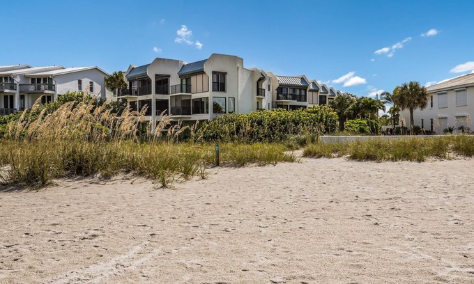 Holmes Beach Condominio | Beachfront Complex: Enjoy Amenities, Beach Gear and Beach Access!