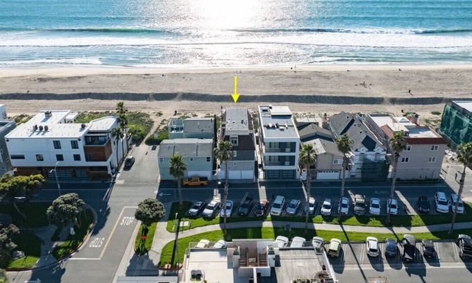 Seal Beach Condominio | Beachfront Condo | Location | Endless Views | Surf