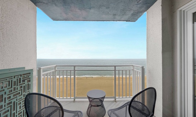 Northeast Virginia Beach Condominio | Beachfront Condo on the Boardwalk with Ocean Views