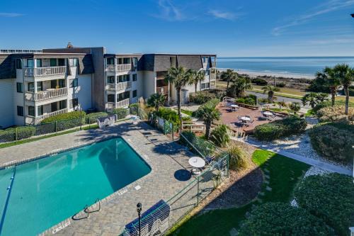 Myrtle Beach Apartamento | Beachfront Condo with Resort Perks in Myrtle Beach!