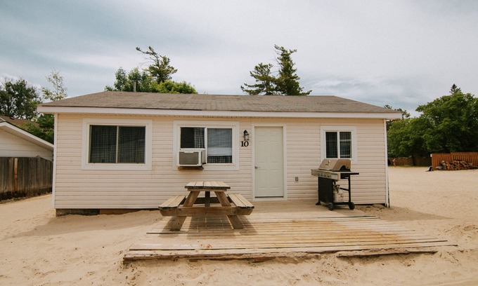 Wasaga Beach Cabaña | SANDPIPER BEACH RESORT - Cottage # 10