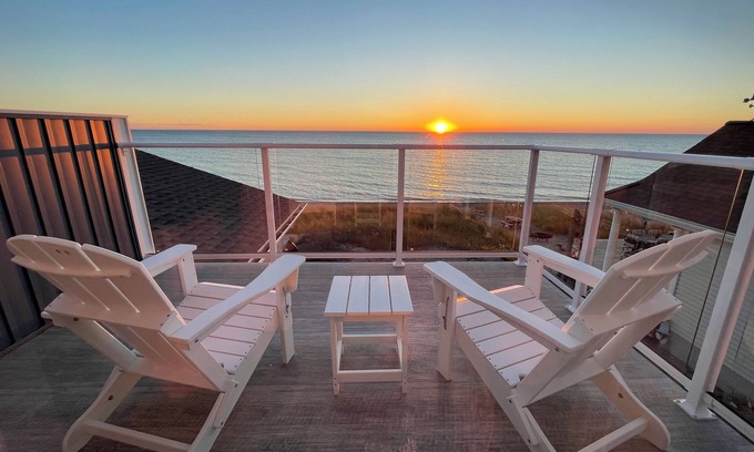 Ashfield-Colborne-Wawanosh Cabaña | Beachfront Cottage in Amberley, Newly built!