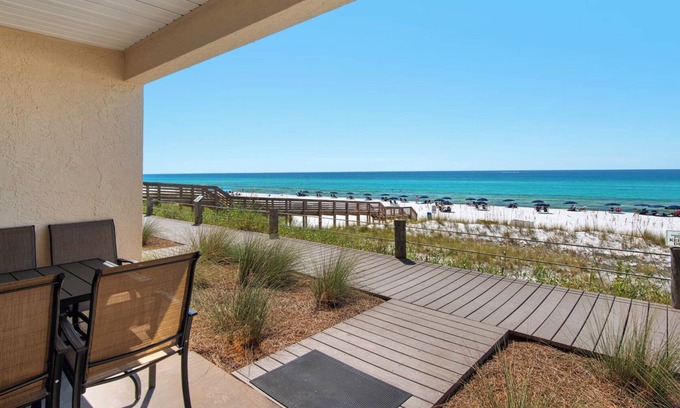 Crystal Beach Condominio | Beachfront Destin Getaway + Free Tickets: Dolphin Cruise, Golf & More!