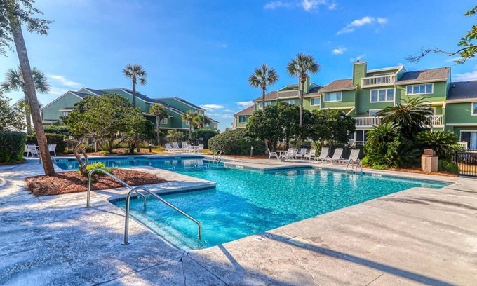 Isle of Palms Condominio | Beachfront Dream! Ideal Corner Unit, Patio, Direct Beach Access, Communal Pool - 12A Mariner's Walk