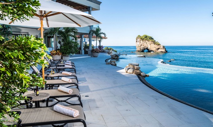 South Shore Hotel Area Villa | Finca frente al mar con vistas a la puesta de sol sobre los famosos Los Arcos de Puerto Vallarta