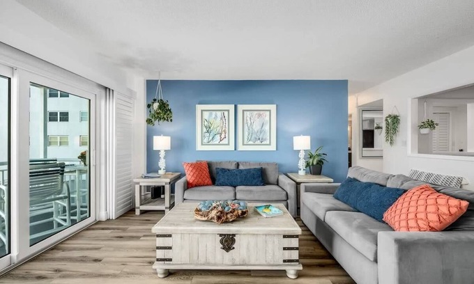 South Patrick Shores Apartamento | Beachfront Getaway | Steps to Sand!
