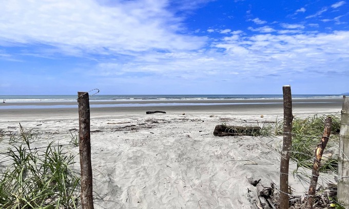 Mompiche Alquiler De RV | Beachfront glamping experience at La Isla Bonita: Portete Island