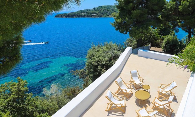 Katsarou Villa | Villa griega frente al mar en Skiathos con playa de arena semi privada