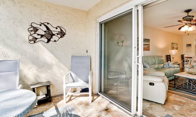 Holmes Beach Condominio | Beachfront Gulf Views 2BR 2BA with pool and elevator -just steps to the beach