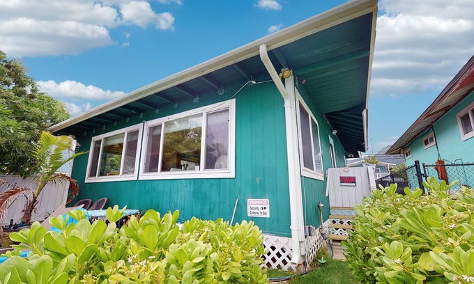 Punaluu Cabaña | Beachfront hideaway with breathtaking views & modern updates - steps to sand