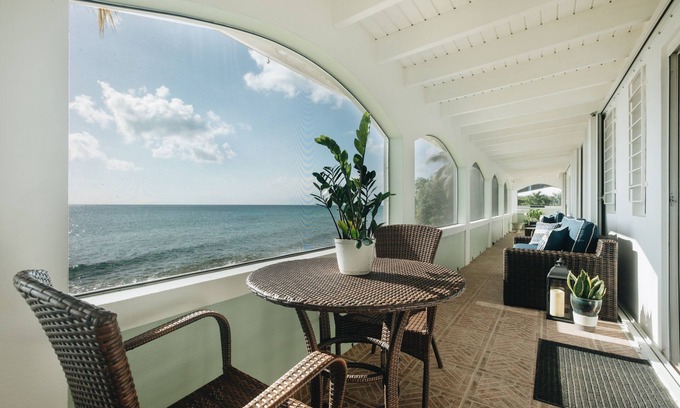 Estate Prosperity West Casa | Beachfront Home with Screened-In Porch - Near Downtown - Auto On Generator
