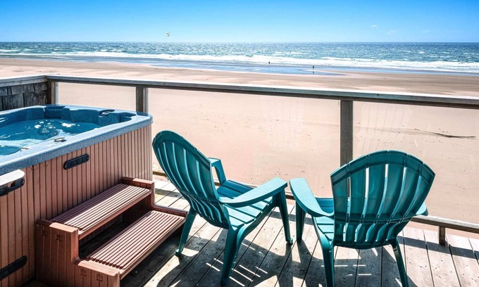 Lincoln City Condominio | Beachfront, Hot Tub, BBQ | Coastal Treasure