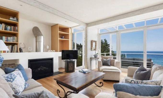 Sydney Casa | Beachfront house with direct access to Whale Beach!