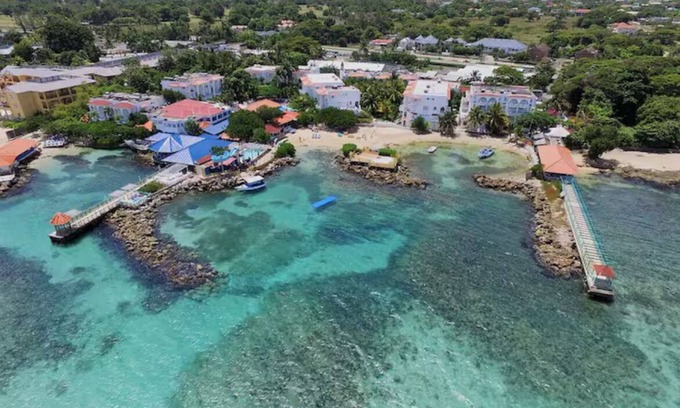 Runaway Bay Apartamento | Beachfront I Pool I Wi-Fi I A/C I King Bed I Near Ocho Rios I Onsite Restaurant