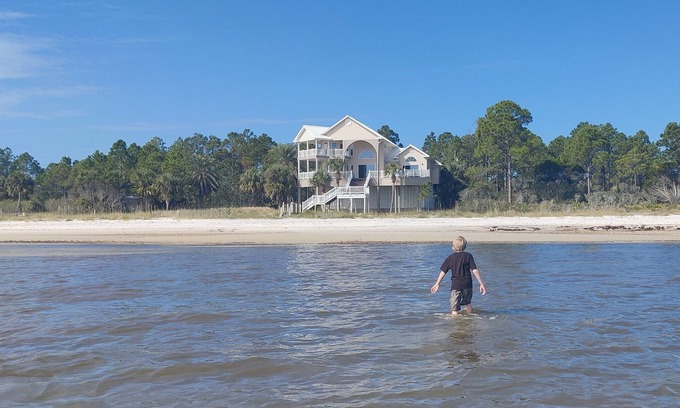 Carrabelle Casa | Propiedad frente a la playa con impresionantes vistas