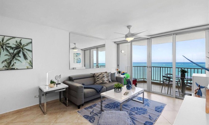 Isla Verde Condominio | Beachfront King Bed Washer/D Walk Everywhere