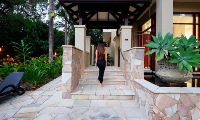 Palm Cove Villa | Beachfront Luxurious 3 bedroom Villa Palm Cove.