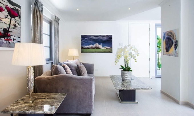 Old Trees Bay Apartamento | Beachfront Luxury Condo - The One at The St. James (1 bed)