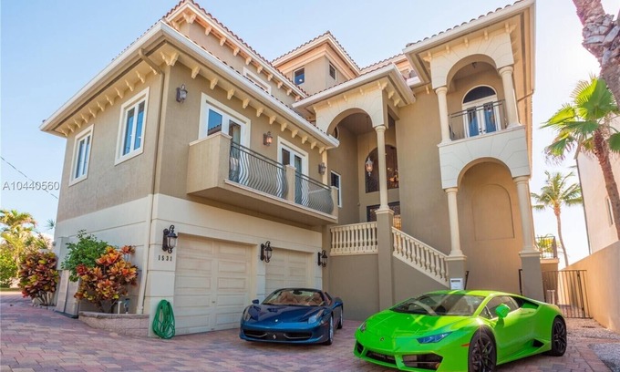 Birch Park Finger Streets Casa | Beachfront Mansion. Ocean Views. Walk to restaurants, shops, park, water taxi…