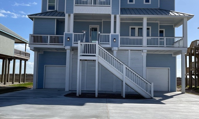 Freeport Casa | Beachfront NEW Luxury Build-4B, 4.5B, Elevator, near Surfside Beach, Freeport TX