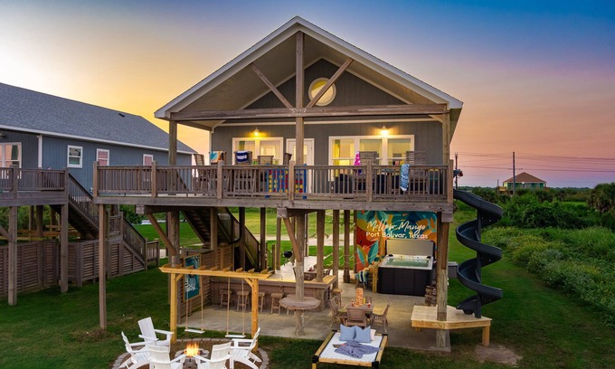 Port Bolivar Casa | Beachfront 4BR Retreat | Tiki Bar, Yard Games & Spectacular Ocean Views