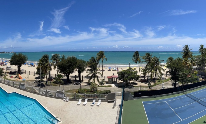 Isla Verde Condominio | Paraíso frente al mar! ~ Sunset panorámica vista al mar cerca de todo ~