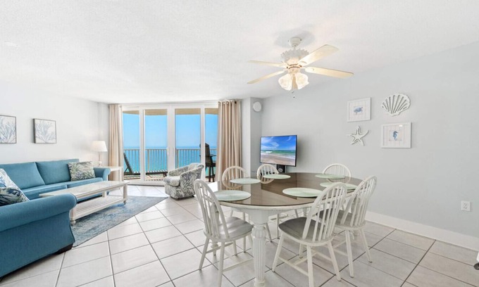 Holiday Beach Apartamento | Beachfront-Pool/Tennis/Pickleball Courts-Tiki Bar-Balcony Views-E1904