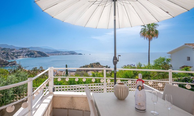 Almunecar Chalet De Esquí | Primera línea de playa, piscina, casa adosada con vistas al mar.