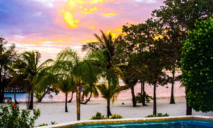 Palmetto Bay Villa | Frente a la playa, piscina privada, bar y restaurante, tienda de buceo, complejo playero cerrado.
