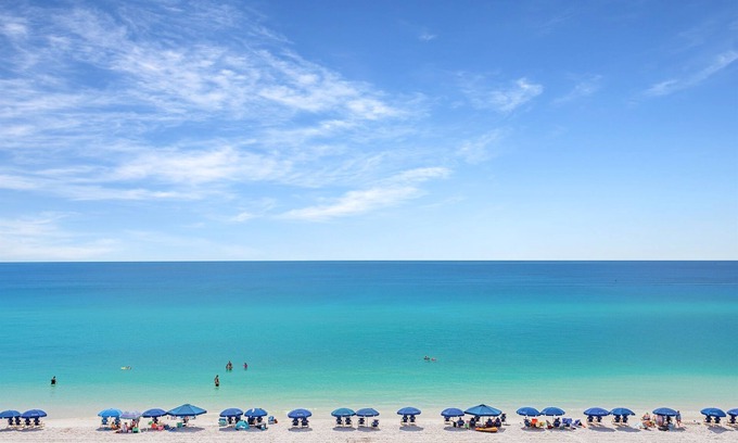 Delos Casa | Beachfront | Remodeled | Heated Pool l Beach Gear | Fully-Stocked | 10 Beds