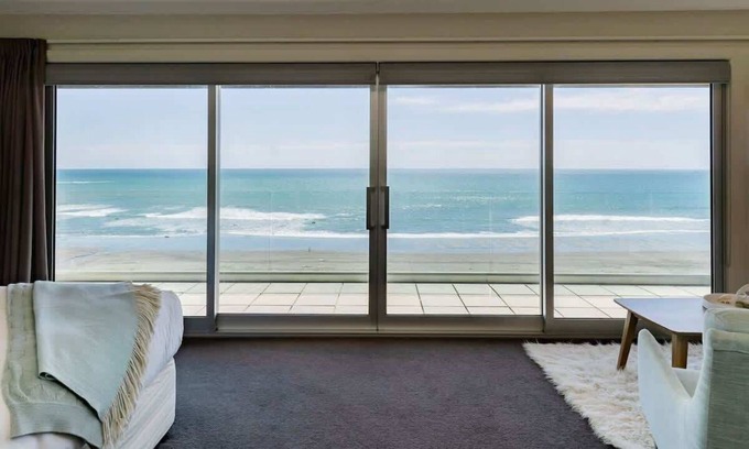 Oakura Casa | Beachfront Retreat with Sea Views