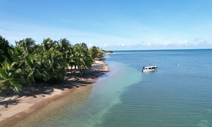 El Combate Cabina | Beachfront Rustic Cabin by Sunset Village - Orange