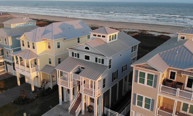 Galveston Casa | Beachfront│ Sleeps 16 │Right on the Beach│ East End │ Dog Friendly