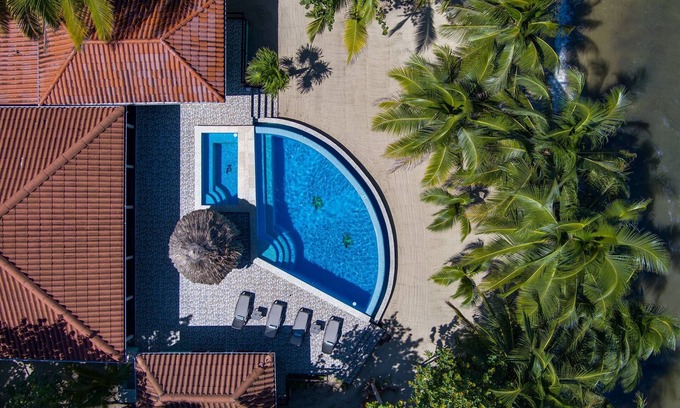 Placencia Villa | Beachfront Stay – Deep Pool Sleeps 6 Private Suite