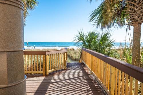 Crescent Beach Apartamento | Beachfront stay w balcony & hot tubs