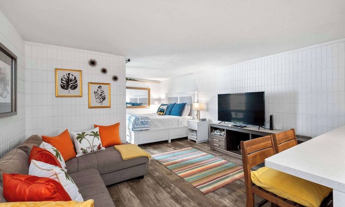 Punaluu Apartamento | Beachfront Studio with Partial Ocean View