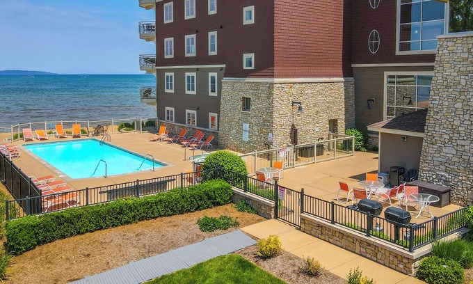 Traverse City Condominio | Beachfront Traverse City Resort Condo w/ Pool