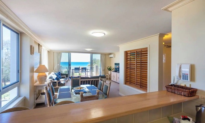 Broadbeach Apartamento | Beachfront two storey penthouse apartment. Family friendly. Spectacular views!