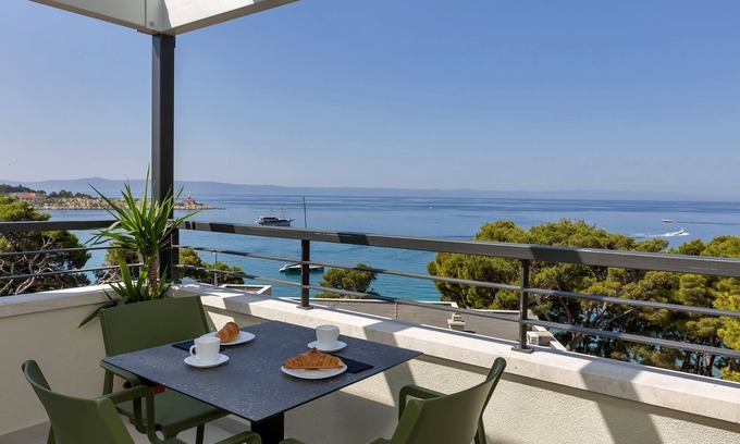 Ratac Apartamento | Beachfront Vacation Apartment in Makarska, 2 Bedrooms, Balcony, Elevator